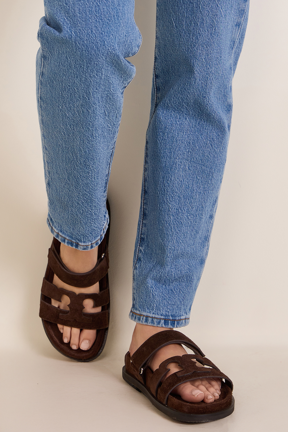 תמונת כל הלוק של סנדלי סליידס אינס ספורט